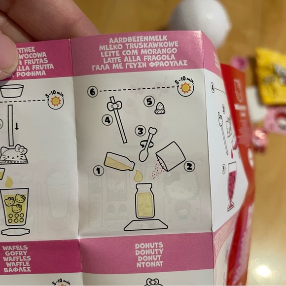 New mini verse hello kitty strawberry milk mini food set - Picture 5 of 6
